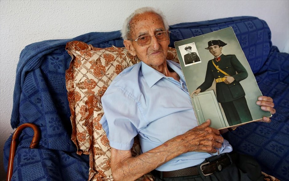 Γκουμερσίνδο Κούμπο - Συμβουλές από τους υπεραιωνόβιους της Ισπανίας. Ο Γκουμερσίνδο Κούμπο, 101 ετών, φωτογραφίζεται κρατώντας μια νεανική του φωτογραφία, στο σπίτι του στην Μαδρίτη. Ο κύριος Κούμπο αποδίδει την μακροζωία του στην παιδική του ηλικία. Το πατρικό του σπίτι βρισκόταν μέσα στο δάσος αφού ο πατέρας του ήταν δασοφύλακας. «Είναι επειδή αναπνέαμε ρετσίνι από τα πευκοδάσος όπου βρίσκοταν το σπίτι μας» εξηγεί ο ίδιος. Και συνεχίζει: «Όταν αρρωσταίναμε εγώ ή κάποιο από τα 8 αδέρφια μου, η μητέρα μας έβαζε ένα βάζο γεμάτο ρετσίνι κάτω από το κρεββάτι».