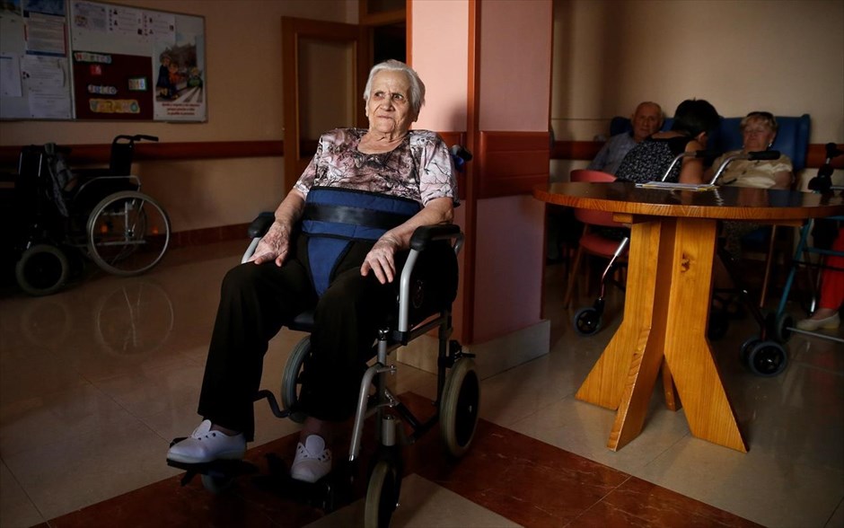 Λουσία Μανζάνο - Συμβουλές από τους υπεραιωνόβιους της Ισπανίας. Η Λουσία Μανζάνο, 100 χρονών βρίσκεται σε γηροκομείο στην Μαδρίτη. Γελάει όταν θυμάται ότι ντυνόταν στα χρώματα της ηττημένης Δεύτερης Ισπανικής Δημοκρατίας για να προκαλέσει τις αρχές του χωριού της κατά τη διάρκεια της δικτατορίας του Φράνκο. «Το πιο σημαντικό πράγμα στη ζωή είναι να μένεις πιστός στις αρχές σου», συμβουλεύει τους νεότερους.