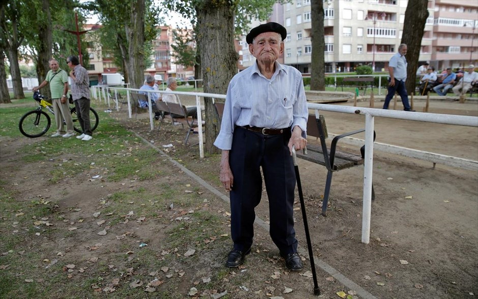 Μαξιμίνο Σαν Μιγκέλ - Συμβουλές από τους υπεραιωνόβιους της Ισπανίας. Ο Μαξιμίνο Σαν Μιγκέλ, 102 χρονών ποζάρει σε πάρκο κοντά στο σπίτι του στην πόλη Λεόν της βόρειας Ισπανίας. Ο κύριος Σαν Μιγκέλ ανακάλυψε στα 80 του το πάθος για το θέατρο και ξεκίνησε να συμμετέχει σε ερασιτεχνικές παραστάσεις. Όταν ήταν μικρός δεν είχε καταφέρει να πάει σχολείο αλλά αναγκάστηκε να δουλεύει σαν βοσκός. Πέρα από το θέατρο, χόμπι του είναι να διαβάζει βιβλία για διάφορα έθιμα.