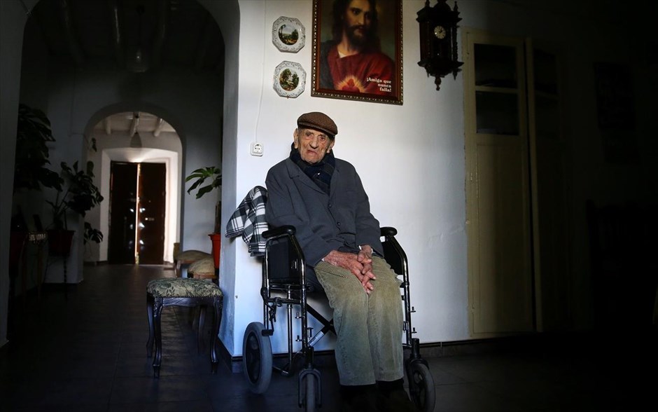 Συμβουλές από τους υπεραιωνόβιους της Ισπανίας. Ο Φρανθίσκο Νούνιες, 112 ετών, στο σπίτι του στο Μπανταχόθ. Ζει με την ογδοντάχρονη κόρη του και αποκαλύπτει ότι δεν του αρέσει να επισκέπτεται το κέντρο ημερήσιας φροντίδας των συνταξιούχων επειδή είναι «γεμάτο με γέρους».