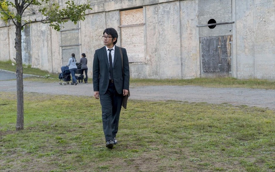 «Paterson». Ο αιρετικός Τζιμ Τζάρμους επιστρέφει με το δράμα, «Paterson». Ένας οδηγός λεωφορείου κάνει το καθημερινό του δρομολόγιο, παρατηρώντας την πόλη, κρυφακούγοντας αποσπασματικά τις συζητήσεις γύρω του και γράφοντας στίχους. Η γυναίκα του, η οποία υποστηρίζει το ταλέντο του στην ποίηση, βλέπει κάποια παράξενα όνειρα.