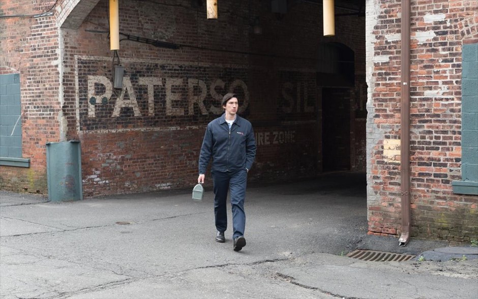 «Paterson». Ο αιρετικός Τζιμ Τζάρμους επιστρέφει με το δράμα, «Paterson». Ένας οδηγός λεωφορείου κάνει το καθημερινό του δρομολόγιο, παρατηρώντας την πόλη, κρυφακούγοντας αποσπασματικά τις συζητήσεις γύρω του και γράφοντας στίχους. Η γυναίκα του, η οποία υποστηρίζει το ταλέντο του στην ποίηση, βλέπει κάποια παράξενα όνειρα.