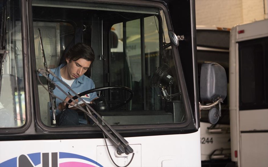 «Paterson». Ο αιρετικός Τζιμ Τζάρμους επιστρέφει με το δράμα, «Paterson». Ένας οδηγός λεωφορείου κάνει το καθημερινό του δρομολόγιο, παρατηρώντας την πόλη, κρυφακούγοντας αποσπασματικά τις συζητήσεις γύρω του και γράφοντας στίχους. Η γυναίκα του, η οποία υποστηρίζει το ταλέντο του στην ποίηση, βλέπει κάποια παράξενα όνειρα.