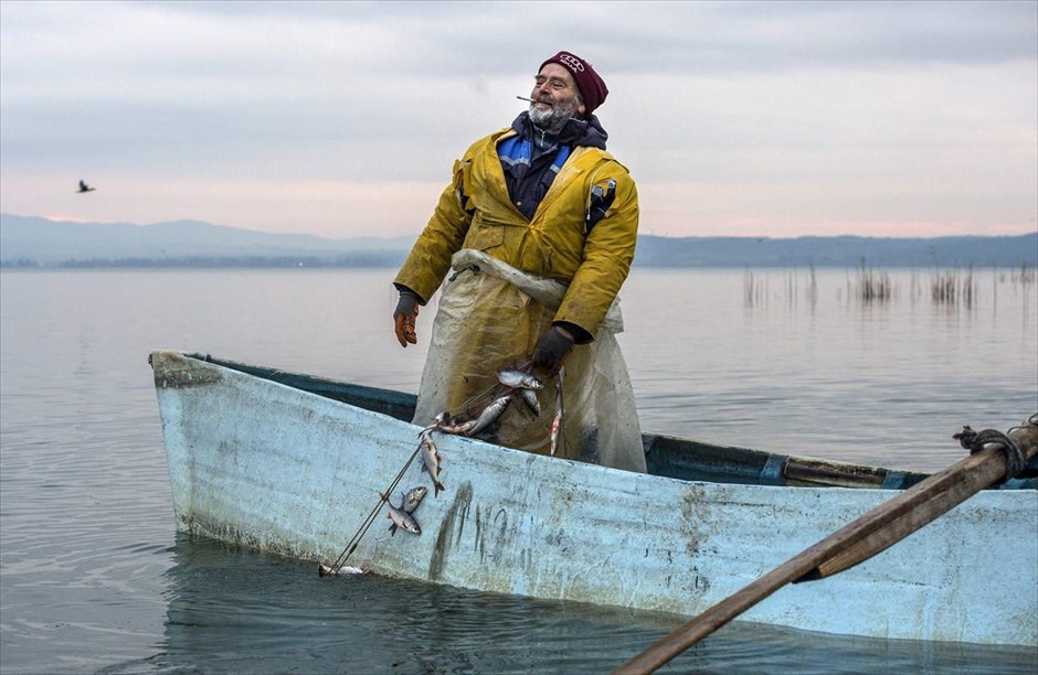 Ψάρεμα στη λίμνη Δοϊράνη . Ένας άντρας ψαρεύει στη λίμνη Δοϊράνη, στην&nbsp;πλευρά&nbsp;της&nbsp;ΠΓΔΜ.