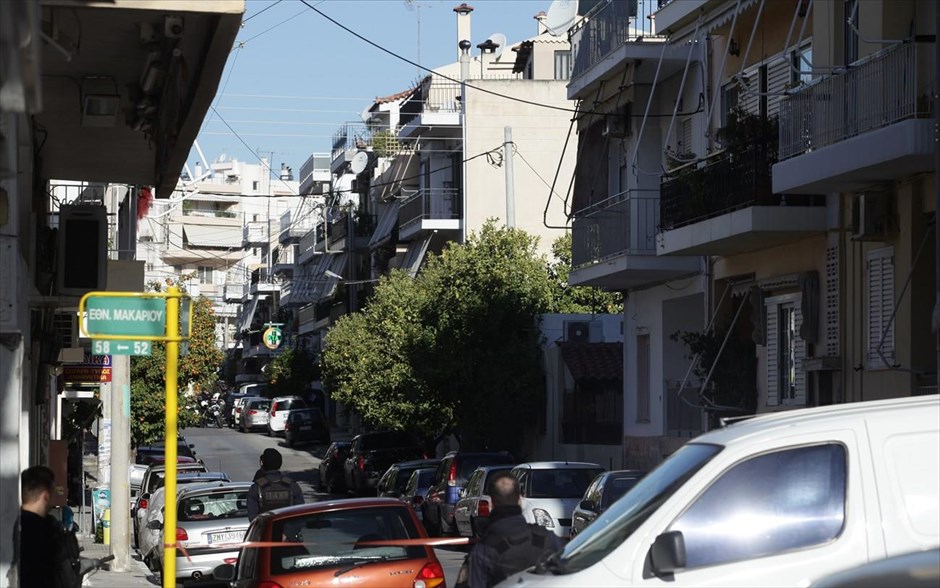 Συνελήφθη η Πόλα Ρούπα. Στα χέρια της Αντιτρομοκρατικής βρίσκεται από τα ξημερώματα η Πόλα Ρούπα, διωκόμενη με καταδικαστικές αποφάσεις ως μέλος της τρομοκρατικής οργάνωσης «Επαναστατικός Αγώνας» και σύντροφος του Νίκου Μαζιώτη. Η σύλληψη έγινε, σύμφωνα με πληροφορίες, σε διαμέρισμα, στην οδό Ζαΐμη, στην Ηλιούπολη. Η Ρούπα βρισκόταν στο διαμέρισμα με το ανήλικο παιδί της.