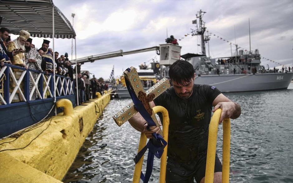 Εορτασμός των Θεοφανείων στoν Πειραιά. Εορτασμός των Θεοφανείων στoν Πειραιά. Χοροστατούντος του Αρχιεπισκόπου Αθηνών και Πάσης Ελλάδος Ιερώνυμου και του μητροπολίτη Πειραιώς και Φαλήρου Σεραφείμ, πραγματοποιήθηκε στις 11:00 το πρωί στο μεγαλύτερο λιμάνι της χώρας στον Πειραιά, η τελετή αγιασμού των υδάτων με τη ρίψη του Τιμίου Σταυρού. Βατραχάνθρωποι της Ομάδας Υποβρυχίων Αποστολών βούτηξαν στα παγωμένα νερά του λιμανιού για να πιάσουν το σταυρό ανάμεσα στα δύο ναρκαλιευτικά του Πολεμικού Ναυτικού, «Καλυψώ» και «Καλλιστώ»