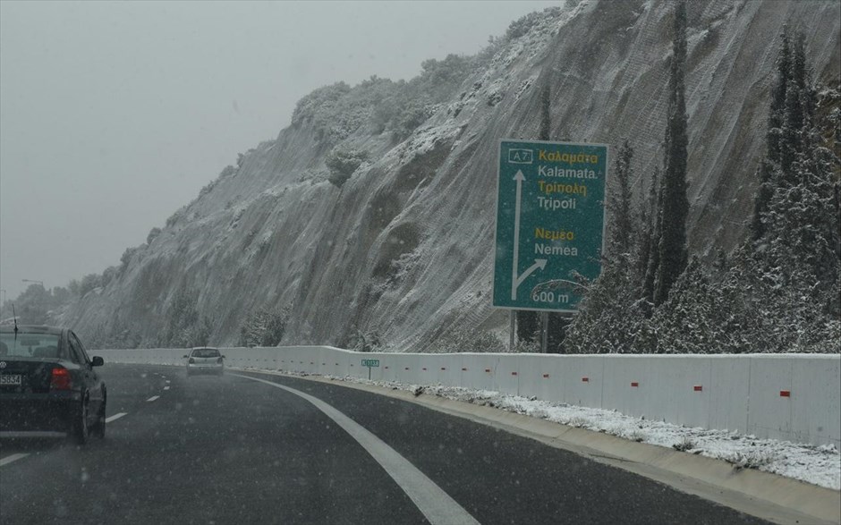 Στα «λευκά» η Ελλάδα #8. Στιγμιότυπο από την εθνική οδό Κορίνθου – Τριπόλεως.