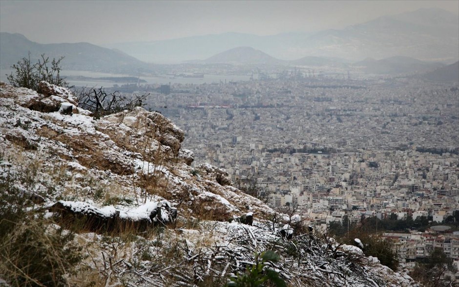 Στα «λευκά» η Ελλάδα #9. Χιόνια στο βουνό του Υμηττού στην περιοχή του Καρέα.
