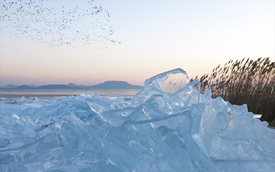 Όγκοι πάγου στη λίμνη Μπάλατον της Ουγγαρίας. Στιγμιότυπο από τη λίμνη Μπάλατον στην Ουγγαρία.
