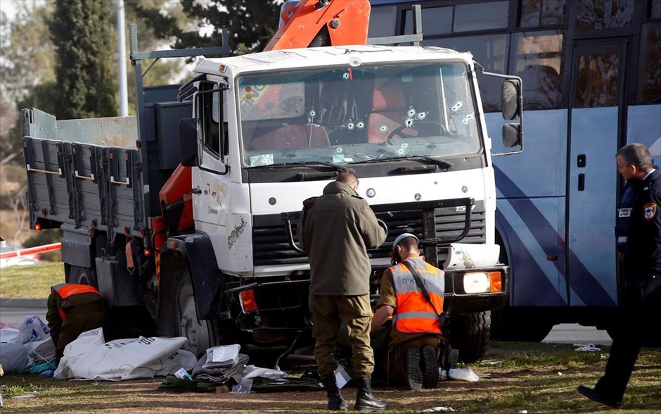 Φονική επίθεση με φορτηγό στην Ιερουσαλήμ. Τέσσερις άνθρωποι σκοτώθηκαν και πάνω από 15 τραυματίστηκαν όταν φορτηγό έπεσε επάνω σε πεζούς που περπατούσαν σε δημοφιλή πεζόδρομο απέναντι από την Παλιά Πόλη της Ιερουσαλήμ, ανακοίνωσαν η αστυνομία και η υπηρεσία πρώτων βοηθειών, χαρακτηρίζοντας το συμβάν σκόπιμη επίθεση.