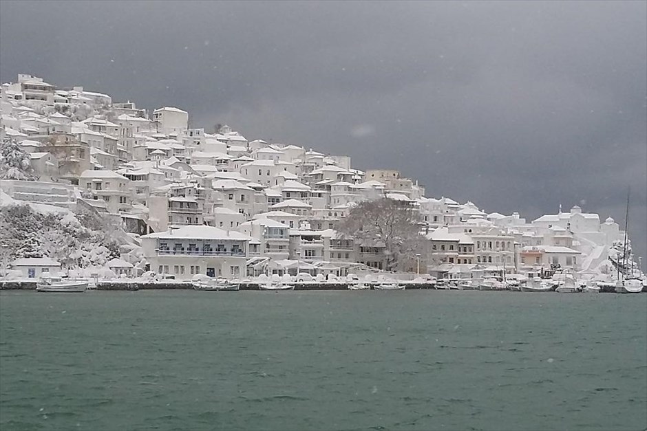 Στα «λευκά» η Σκόπελος. Το λιμάνι της Σκοπέλου καλυμμένο από χιόνι.