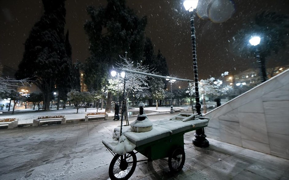 Χιόνι - Κακοκαιρία - Αθήνα. Χιόνι στην Πλατεία Συντάγματος.