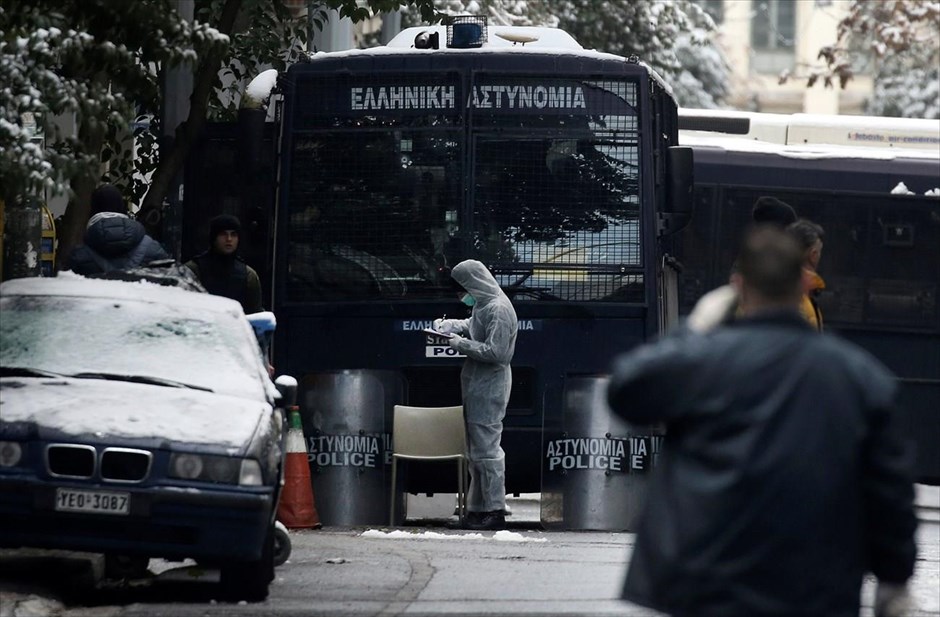 Ένοπλη επίθεση κατά αστυνομικών έξω από τα γραφεία του ΠΑΣΟΚ. Ένοπλη επίθεση σημειώθηκε στις 6:20 το πρωί κατά διμοιρίας των ΜΑΤ έξω από τα γραφεία του ΠΑΣΟΚ, στην οδό Χαριλάου Τρικούπη 50. Άγνωστος άνοιξε πυρ κατά των αστυνομικών με αποτέλεσμα να τραυματιστεί ένας αστυνομικός στο πόδι. Ο τραυματίας διακομίστηκε για τις πρώτες βοήθειες στο 401 Στρατιωτικό Νοσοκομείο και σύμφωνα πάντα με όσα έχουν γίνει γνωστά μέχρι στιγμής, φέρει τραύματα πιθανόν από θραύσματα, στην κοιλιακή χώρα και τον μηρό.   Σε μικρή απόσταση από το σημείο της επίθεσης βρέθηκαν τρεις κάλυκες πυροβόλου όπλου.