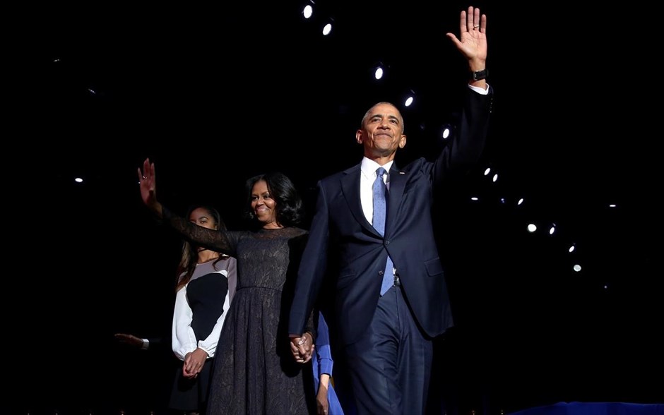 Μπαράκ Ομπάμα- αποχαιρετιστήρια ομιλία στο Σικάγο. Ο απερχόμενος πρόεδρος των ΗΠΑ, Μπαράκ Ομπάμα, χαιρετάει τον κόσμο με τη σύζυγό του, Μισέλ Ομπάμα. 