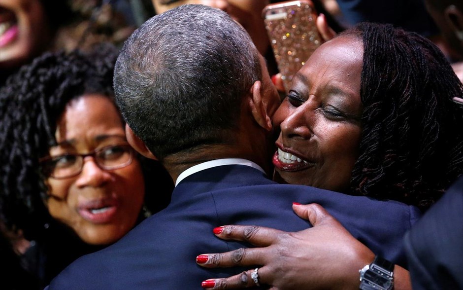 Μπαράκ Ομπάμα- αποχαιρετιστήρια ομιλία στο Σικάγο. Ο Ομπάμα στην αγκαλιά του κόσμου που συγκεντρώθηκε στο Σικάγο για να ακούσει την αποχαιρετιστήρια ομιλία του. 