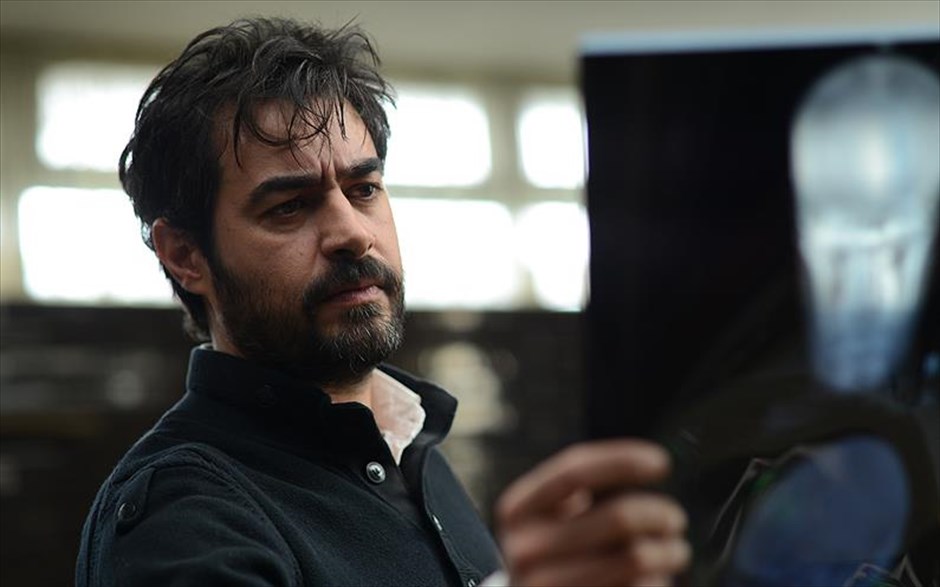 «Ο εμποράκος». «Ο εμποράκος»: Κάνοντας μια ανατρεπτική διασκευή του εμβληματικού θεατρικού έργου του Άρθουρ Μίλερ, «Ο θάνατος του εμποράκου», ο - βραβευμένος με Όσκαρ - Ιρανός δημιουργός Ασγκάρ Φαρχαντί επανέρχεται με ένα θρίλερ, το οποίο απέσπασε τα βραβεία καλύτερου σεναρίου και καλύτερης ανδρικής ερμηνείας στο Φεστιβάλ Καννών 2016 και ήταν υποψήφιο για Χρυσή Σφαίρα καλύτερης ξενόγλωσσης ταινίας. Με τους Σαχάμπ Χοσεϊνί, Ταράνεχ Αλιντούστι, Μπαμπάκ Καρίμι και Μίνα Σαντάτι, ένα ζευγάρι ηθοποιών αναγκάζεται να μετακομίσει σε ένα καινούριο σπίτι. Εκεί, ένα βράδυ, η γυναίκα δέχεται επίθεση από έναν άγνωστο, που, μάλλον, την πέρασε για την προηγούμενη - φερόμενη ως ελευθέρων ηθών - ένοικο. Από εκείνη τη στιγμή, γίνεται έμμονη ιδέα στον άντρα της να βρει τον δράστη.