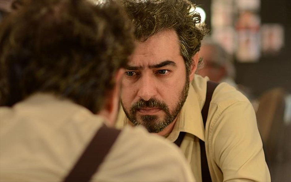«Ο εμποράκος». «Ο εμποράκος»: Κάνοντας μια ανατρεπτική διασκευή του εμβληματικού θεατρικού έργου του Άρθουρ Μίλερ, «Ο θάνατος του εμποράκου», ο - βραβευμένος με Όσκαρ - Ιρανός δημιουργός Ασγκάρ Φαρχαντί επανέρχεται με ένα θρίλερ, το οποίο απέσπασε τα βραβεία καλύτερου σεναρίου και καλύτερης ανδρικής ερμηνείας στο Φεστιβάλ Καννών 2016 και ήταν υποψήφιο για Χρυσή Σφαίρα καλύτερης ξενόγλωσσης ταινίας. Με τους Σαχάμπ Χοσεϊνί, Ταράνεχ Αλιντούστι, Μπαμπάκ Καρίμι και Μίνα Σαντάτι, ένα ζευγάρι ηθοποιών αναγκάζεται να μετακομίσει σε ένα καινούριο σπίτι. Εκεί, ένα βράδυ, η γυναίκα δέχεται επίθεση από έναν άγνωστο, που, μάλλον, την πέρασε για την προηγούμενη - φερόμενη ως ελευθέρων ηθών - ένοικο. Από εκείνη τη στιγμή, γίνεται έμμονη ιδέα στον άντρα της να βρει τον δράστη.