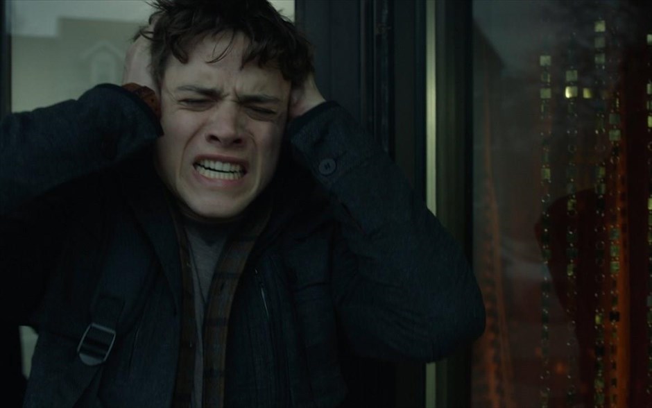 «The Bye Bye Man». «The Bye Bye Man»: «Ούτε να το σκέφτεσαι! Ούτε να το λες!» προειδοποιεί το θρίλερ τρόμου της Στέισι Τάιτλ, το οποίο βασίζεται σε πραγματική ιστορία και αποτελεί προσαρμογή του διηγήματος «The bridge to Body Island» του συγγραφέα και ιστορικού του αποκρυφισμού, Ρόμπερτ Ντέιμον. Τρεις φίλοι ανακαλύπτουν κατά λάθος τις τρομακτικές ρίζες του σκοτεινού επίτιμου Bye Bye Man και συνειδητοποιούν ότι υπάρχει μόνο ένας τρόπος να αποφύγουν την κατάρα του: να μην τον σκέφτονται και να μη λένε το όνομά του. Όμως, αυτό είναι αδύνατον, γιατί, μόλις μπαίνει στο κεφάλι τους, αποκτά τον απόλυτο έλεγχο. Υπάρχει τρόπος να επιβιώσουν από την κατοχή του;
