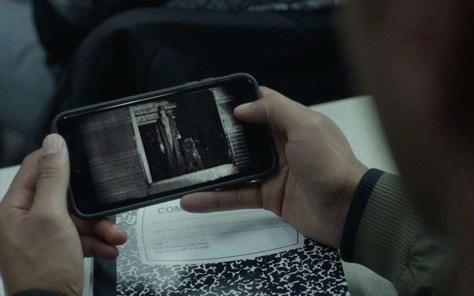«The Bye Bye Man». «The Bye Bye Man»: «Ούτε να το σκέφτεσαι! Ούτε να το λες!» προειδοποιεί το θρίλερ τρόμου της Στέισι Τάιτλ, το οποίο βασίζεται σε πραγματική ιστορία και αποτελεί προσαρμογή του διηγήματος «The bridge to Body Island» του συγγραφέα και ιστορικού του αποκρυφισμού, Ρόμπερτ Ντέιμον. Τρεις φίλοι ανακαλύπτουν κατά λάθος τις τρομακτικές ρίζες του σκοτεινού επίτιμου Bye Bye Man και συνειδητοποιούν ότι υπάρχει μόνο ένας τρόπος να αποφύγουν την κατάρα του: να μην τον σκέφτονται και να μη λένε το όνομά του. Όμως, αυτό είναι αδύνατον, γιατί, μόλις μπαίνει στο κεφάλι τους, αποκτά τον απόλυτο έλεγχο. Υπάρχει τρόπος να επιβιώσουν από την κατοχή του;