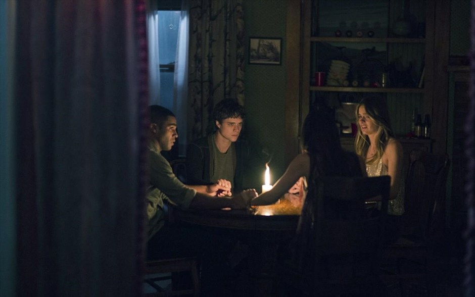 «The Bye Bye Man». «The Bye Bye Man»: «Ούτε να το σκέφτεσαι! Ούτε να το λες!» προειδοποιεί το θρίλερ τρόμου της Στέισι Τάιτλ, το οποίο βασίζεται σε πραγματική ιστορία και αποτελεί προσαρμογή του διηγήματος «The bridge to Body Island» του συγγραφέα και ιστορικού του αποκρυφισμού, Ρόμπερτ Ντέιμον. Τρεις φίλοι ανακαλύπτουν κατά λάθος τις τρομακτικές ρίζες του σκοτεινού επίτιμου Bye Bye Man και συνειδητοποιούν ότι υπάρχει μόνο ένας τρόπος να αποφύγουν την κατάρα του: να μην τον σκέφτονται και να μη λένε το όνομά του. Όμως, αυτό είναι αδύνατον, γιατί, μόλις μπαίνει στο κεφάλι τους, αποκτά τον απόλυτο έλεγχο. Υπάρχει τρόπος να επιβιώσουν από την κατοχή του;