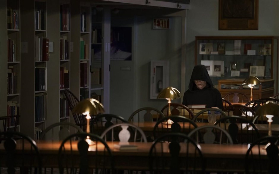 «The Bye Bye Man». «The Bye Bye Man»: «Ούτε να το σκέφτεσαι! Ούτε να το λες!» προειδοποιεί το θρίλερ τρόμου της Στέισι Τάιτλ, το οποίο βασίζεται σε πραγματική ιστορία και αποτελεί προσαρμογή του διηγήματος «The bridge to Body Island» του συγγραφέα και ιστορικού του αποκρυφισμού, Ρόμπερτ Ντέιμον. Τρεις φίλοι ανακαλύπτουν κατά λάθος τις τρομακτικές ρίζες του σκοτεινού επίτιμου Bye Bye Man και συνειδητοποιούν ότι υπάρχει μόνο ένας τρόπος να αποφύγουν την κατάρα του: να μην τον σκέφτονται και να μη λένε το όνομά του. Όμως, αυτό είναι αδύνατον, γιατί, μόλις μπαίνει στο κεφάλι τους, αποκτά τον απόλυτο έλεγχο. Υπάρχει τρόπος να επιβιώσουν από την κατοχή του;