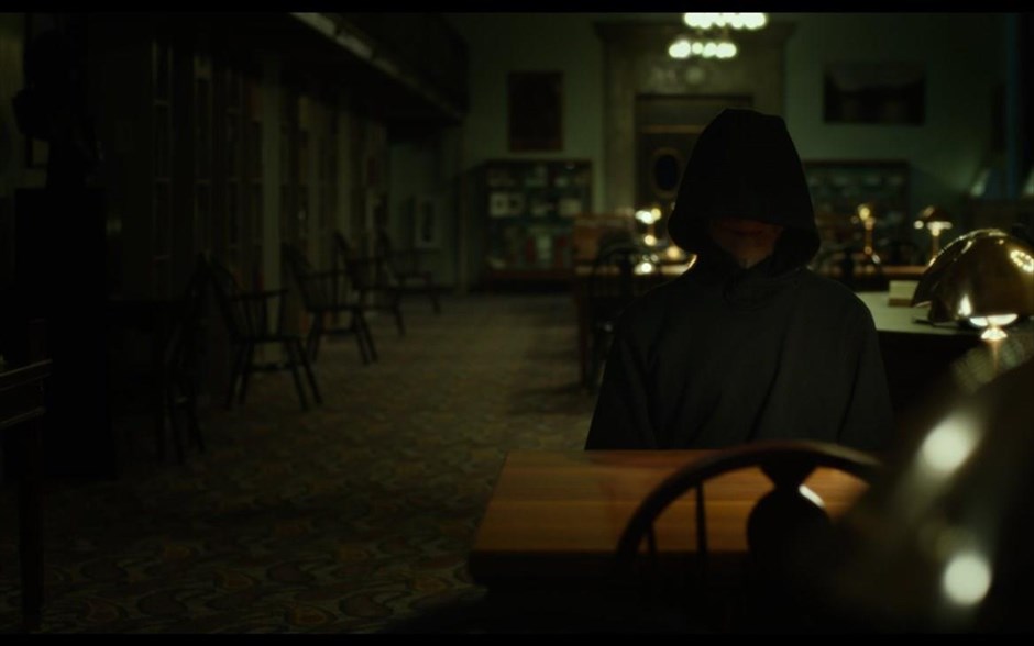 «The Bye Bye Man». «The Bye Bye Man»: «Ούτε να το σκέφτεσαι! Ούτε να το λες!» προειδοποιεί το θρίλερ τρόμου της Στέισι Τάιτλ, το οποίο βασίζεται σε πραγματική ιστορία και αποτελεί προσαρμογή του διηγήματος «The bridge to Body Island» του συγγραφέα και ιστορικού του αποκρυφισμού, Ρόμπερτ Ντέιμον. Τρεις φίλοι ανακαλύπτουν κατά λάθος τις τρομακτικές ρίζες του σκοτεινού επίτιμου Bye Bye Man και συνειδητοποιούν ότι υπάρχει μόνο ένας τρόπος να αποφύγουν την κατάρα του: να μην τον σκέφτονται και να μη λένε το όνομά του. Όμως, αυτό είναι αδύνατον, γιατί, μόλις μπαίνει στο κεφάλι τους, αποκτά τον απόλυτο έλεγχο. Υπάρχει τρόπος να επιβιώσουν από την κατοχή του;