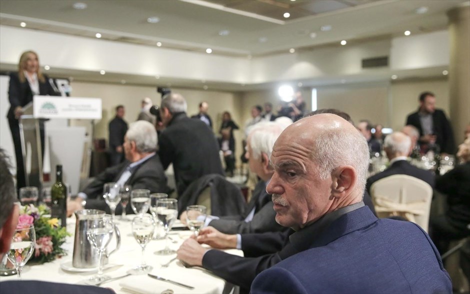 Προσκλητήριο Γεννηματά για τη μεγάλη Κεντροαριστερά. Κάλεσμα σε όλα τα στελέχη και τις δυνάμεις του κεντροαριστερού χώρου για συστράτευση απηύθυνε η πρόεδρος του&nbsp;ΠΑΣΟΚ&nbsp;και επικεφαλης της Δημοκρατικής Συμπαράταξης Φώφη Γεννηματά, κατά τον χαιρετισμό της στη&nbsp;συνάντηση με πρώην βουλευτές και ευρωβουλευτές του ΠΑΣΟΚ&nbsp;σε κεντρικό ξενοδοχείο.&nbsp;Μεταξύ των παρευρισκομένων, ο Γιώργος Παπανδρέου, ο Κώστας Λαλιώτης και η Βάσω Παπανδρέου.&nbsp;
