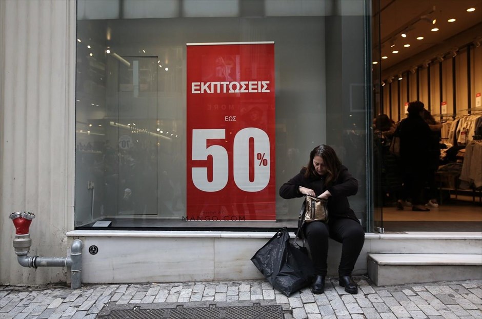 Ανοικτά σήμερα τα καταστήματα . Ανοιχτά θα είναι σήμερα τα εμπορικά καταστήματα από τις 11:00 έως τις 18:00, βάσει του νόμου που επιτρέπει την προαιρετική λειτουργία τους την πρώτη Κυριακή των εκπτώσεων. Έως τις 20:00 θα λειτουργήσουν τα εμπορικά κέντρα&nbsp;και οι μεγάλες εμπορικές αλυσίδες. Την περίοδο αυτή είναι σε εξέλιξη οι χειμέρινες εκπτώσεις, οι οποίες θα διαρκέσουν έως τις 28 Φεβρουαρίου.