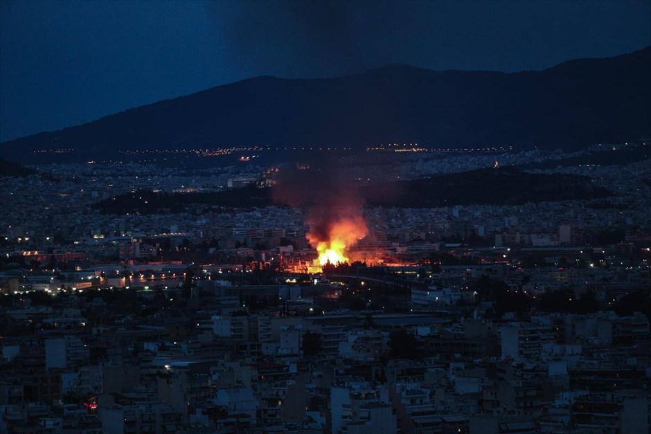 Πυρκαγιά με εκρήξεις σε υπαίθριο αποθηκευτικό χώρο στον Ταύρο. Μεγάλη πυρκαγιά είναι σε εξέλιξη σε υπαίθριο αποθηκευτικό χώρο με παλέτες, ελαστικά και άλλα αντικείμενα, στην οδό Θέμιδος 25 στον Ταύρο. Σύμφωνα με τις πρώτες πληροφορίες, η φωτιά εκδηλώθηκε από άγνωστη μέχρι στιγμής αιτία και στο χώρο υπήρχαν, πιθανότατα, και φιάλες υγραερίου, από τις οποίες σημειώνονται εκρήξεις. Στο σημείο έχουν σπεύσει 30 πυροσβέστες με 10&nbsp;οχήματα.
&nbsp;
