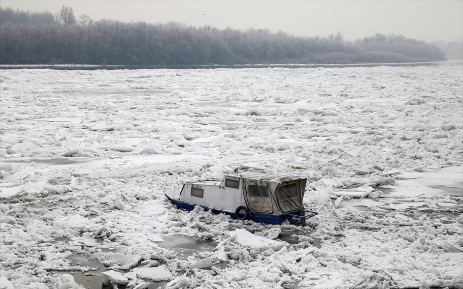 Χιονισμένο σκηνικό στο Βελιγράδι . Μία μικρή βάρκα «έχει παγιδευτεί» στον παγωμένο Δούναβη.