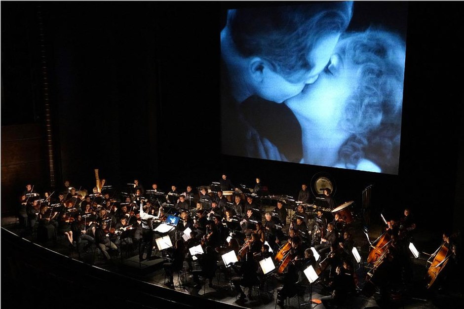 «Μετρόπολις» συνοδεία ζωντανης μουσικής. Στιγμιότυπο από την προβολή της ταινίας του βωβού κινηματογράφου «Μετρόπολις» του Φριτς Λανγκ συνοδεία ζωντανής μουσικής από την Κρατική Ορχήστρα Αθηνών, το βράδυ της Κυριακής στο Μέγαρο Μουσικής.