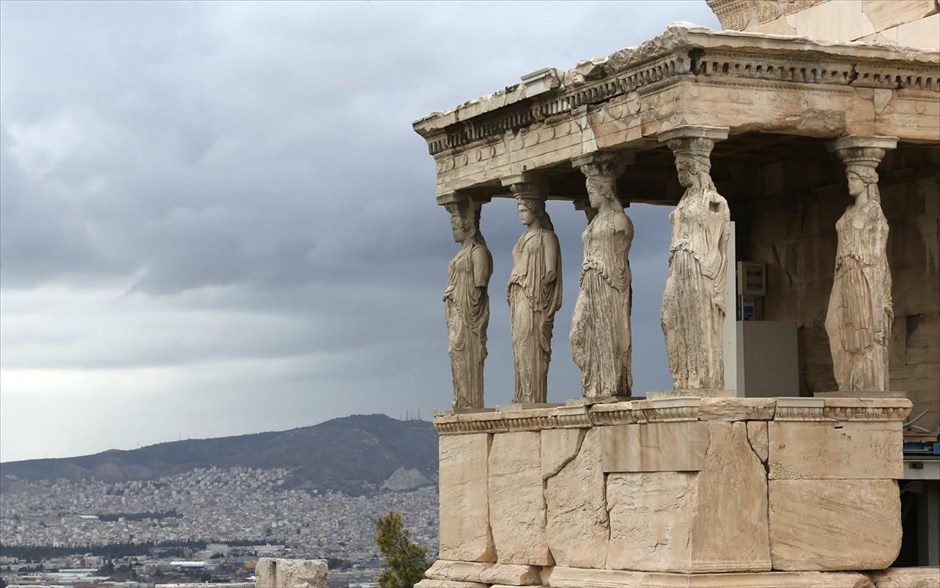 Βόλτα στον Παρθενώνα. Στιγμιότυπο από τον ιερό βράχο της Ακρόπολης.