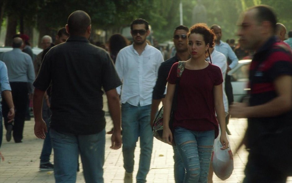 «Με τα μάτια ανοιχτά». «Με τα μάτια ανοιχτά»: Στην Τυνησία του 2010, λίγο πριν την «Επανάσταση των Γιασεμιών», μια 18άχρονη κοπέλα, που η οικογένειά της θέλει να γίνει γιατρός, έχει άλλα όνειρα για τον εαυτό της. Τραγουδάει σε ένα συγκρότημα με πολιτικό στίχο και αρχίζει να δίνει συναυλίες.