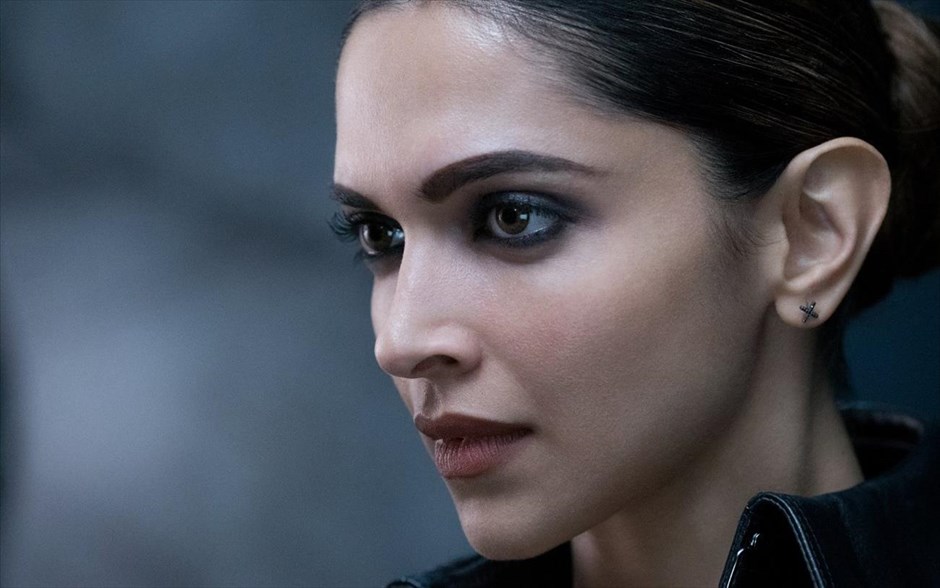 «xXx: Επανεκκίνηση». Το κατασκοπικό θρίλερ δράσης «xXx: Επανεκκίνηση» επιστρέφει με την τρίτη συνέχειά του. Αυτήν τη φορά, ο Ζάντερ Κέιτζ, ο πρώην αθλητής των extreme sports που έγινε ειδικός (απόλυτος) πράκτορας του προγράμματος xXx και, μετά, σκηνοθέτησε τον θάνατό του, ώστε να αποτραβηχτεί και να ζήσει μια φυσιολογική ζωή, καλείται να επιστρέψει από την αυτοεξορία του και να «στρατολογήσει» μια ομάδα από εξίσου αντισυμβατικούς χαρακτήρες, για να αντιμετωπίσει έναν ανελέητο εχθρό και να ανακτήσει ένα άκρως καταστρεπτικό όπλο.