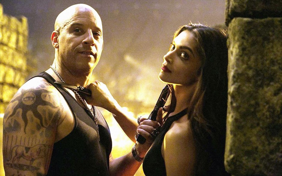«xXx: Επανεκκίνηση». Το κατασκοπικό θρίλερ δράσης «xXx: Επανεκκίνηση» επιστρέφει με την τρίτη συνέχειά του. Αυτήν τη φορά, ο Ζάντερ Κέιτζ, ο πρώην αθλητής των extreme sports που έγινε ειδικός (απόλυτος) πράκτορας του προγράμματος xXx και, μετά, σκηνοθέτησε τον θάνατό του, ώστε να αποτραβηχτεί και να ζήσει μια φυσιολογική ζωή, καλείται να επιστρέψει από την αυτοεξορία του και να «στρατολογήσει» μια ομάδα από εξίσου αντισυμβατικούς χαρακτήρες, για να αντιμετωπίσει έναν ανελέητο εχθρό και να ανακτήσει ένα άκρως καταστρεπτικό όπλο.