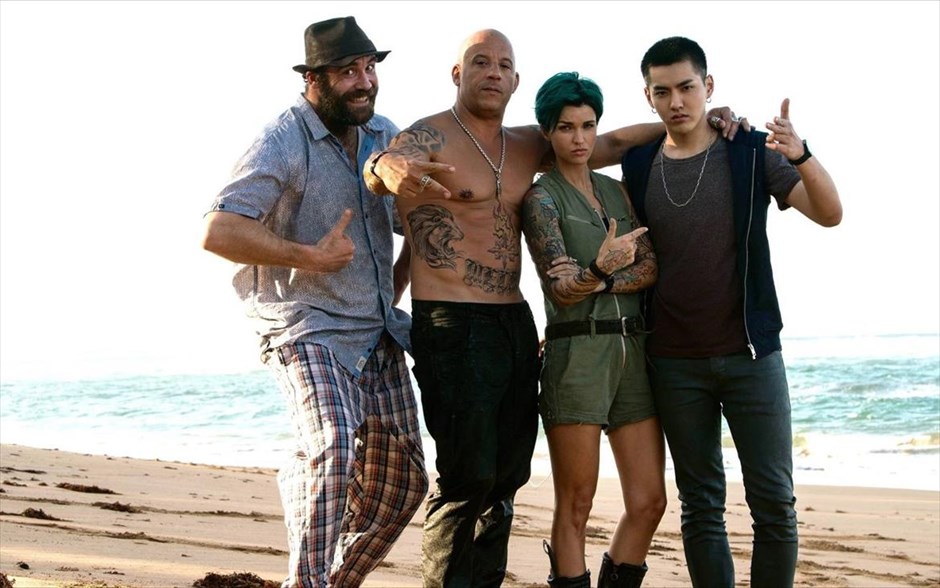 «xXx: Επανεκκίνηση». Το κατασκοπικό θρίλερ δράσης «xXx: Επανεκκίνηση» επιστρέφει με την τρίτη συνέχειά του. Αυτήν τη φορά, ο Ζάντερ Κέιτζ, ο πρώην αθλητής των extreme sports που έγινε ειδικός (απόλυτος) πράκτορας του προγράμματος xXx και, μετά, σκηνοθέτησε τον θάνατό του, ώστε να αποτραβηχτεί και να ζήσει μια φυσιολογική ζωή, καλείται να επιστρέψει από την αυτοεξορία του και να «στρατολογήσει» μια ομάδα από εξίσου αντισυμβατικούς χαρακτήρες, για να αντιμετωπίσει έναν ανελέητο εχθρό και να ανακτήσει ένα άκρως καταστρεπτικό όπλο.