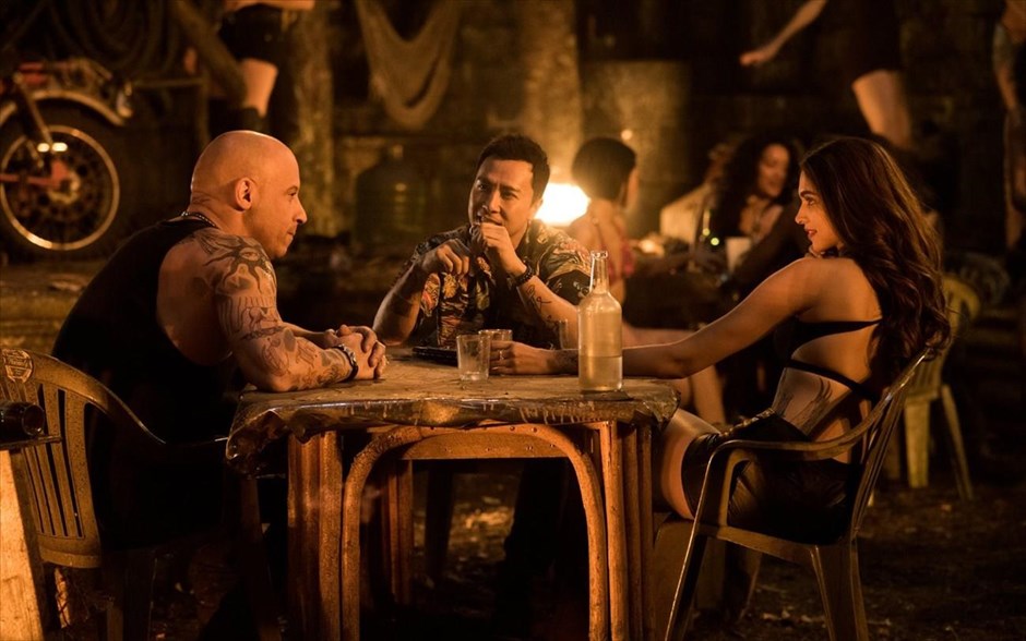 «xXx: Επανεκκίνηση». Το κατασκοπικό θρίλερ δράσης «xXx: Επανεκκίνηση» επιστρέφει με την τρίτη συνέχειά του. Αυτήν τη φορά, ο Ζάντερ Κέιτζ, ο πρώην αθλητής των extreme sports που έγινε ειδικός (απόλυτος) πράκτορας του προγράμματος xXx και, μετά, σκηνοθέτησε τον θάνατό του, ώστε να αποτραβηχτεί και να ζήσει μια φυσιολογική ζωή, καλείται να επιστρέψει από την αυτοεξορία του και να «στρατολογήσει» μια ομάδα από εξίσου αντισυμβατικούς χαρακτήρες, για να αντιμετωπίσει έναν ανελέητο εχθρό και να ανακτήσει ένα άκρως καταστρεπτικό όπλο.