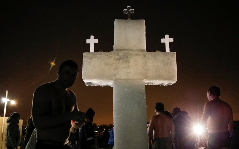 Εορτασμός των Θεοφανίων στη Ρωσία . Πιστοί σχηματίζουν ουρά για να βουτήξουν στα παγωμένα νερά, στο πλαίσιο του εορτασμού των Θεοφανίων στο Γιαροσλάβλ της Ρωσίας.