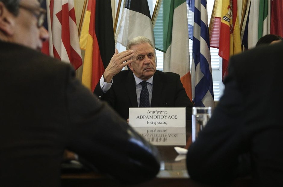Αποσυμφόρηση των νησιών ζητούν οι δήμαρχοι από τον Δ. Αβραμόπουλο. Αποσυμφόρηση των νησιών από πρόσφυγες και μετανάστες ζητούν οι δήμαρχοι της Λέσβου, της Χίου, της Σάμου, της Κω και της Λέρου από τον επίτροπο&nbsp;Μετανάστευσης Δημήτρη Αβραμόπουλου τον οποίο συναντούν αυτήν την ώρα στα γραφεία της Ευρωπαϊκής Επιτροπής στην Αθήνα.