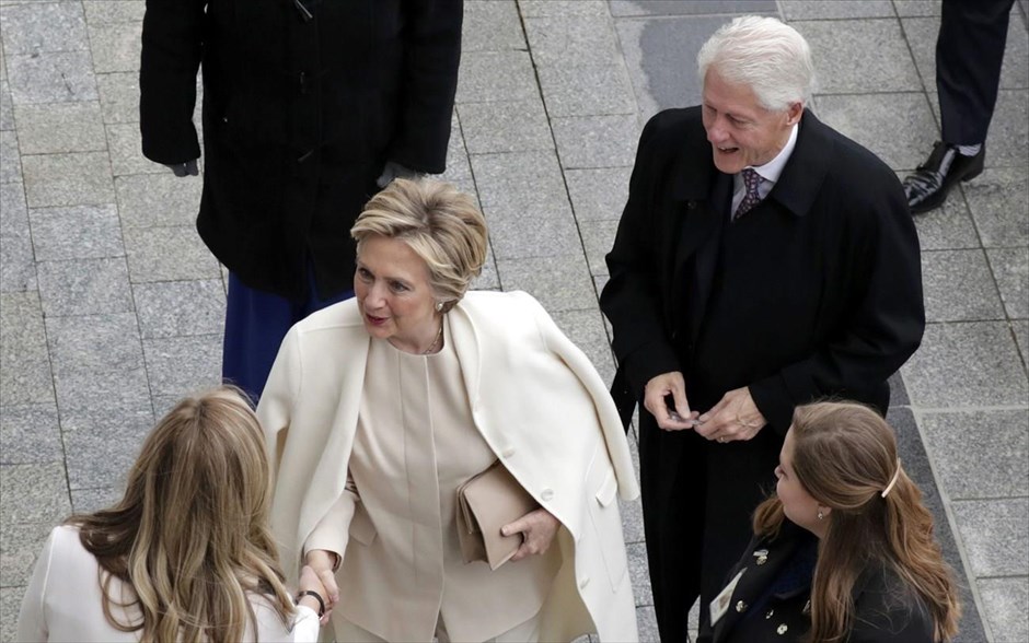 Χίλαρι - Μπιλ Κλίντον. Ο πρώην πρόεδρος των ΗΠΑ Μπιλ Κλίντον φτάνει στο Καπιτώλιο με τη Χίλαρι Κλίντον.