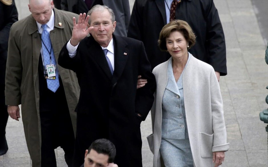 Τζορτζ - Λόρα Μπους. Ο πρώην πρόεδρος των ΗΠΑ Τζορτζ Μπους με τη σύζυγο του Λόρα φτάνουν στο Καπιτώλιο.