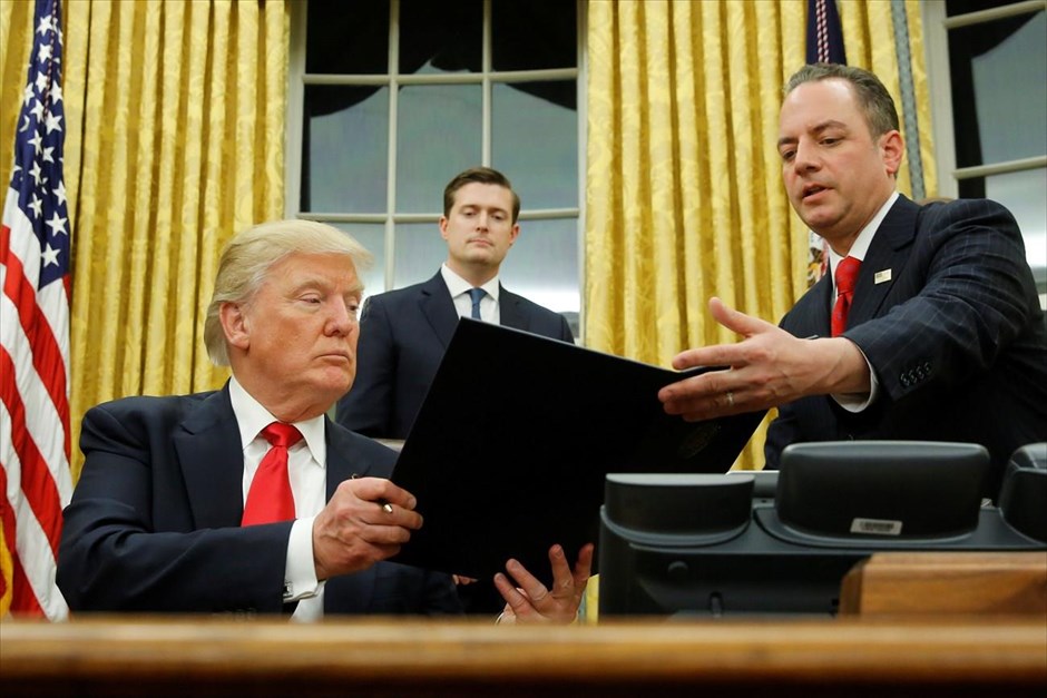 Διάταγμα για την κατάργηση του Obamacare υπέγραψε ο Τραμπ. Ο νέος πρόεδρος των ΗΠΑ, Ντόναλντ Τραμπ παραδίδει στον&nbsp;προσωπάρχη του Λευκού Οίκου, Ράινς Πρίμπους το διάταγμα για τη μείωση των κανονιστικών επιβαρύνσεων που συνδέονται με το Obamacare. Σημειώνεται ότι το αμερικανικό Κογκρέσο καθορίζει την διαδικασία που θα καταργήσει και θα αντικαταστήσει το πρόγραμμα ασφαλιστικής κάλυψης και υγειονομικής περίθαλψης του τέως Αμερικανού προέδρου Μπαράκ Ομπάμα.
