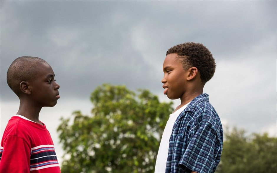 Moonlight. «Moonlight»: Βασισμένο στο θεατρικό έργο «In moonlight black boys look blue» του Ταρέλ Άλβιν ΜακΚρέινι, το δράμα του Μπάρι Τζέκινς, εκτός από διθυραμβικές κριτικές, έχει αποσπάσει και 90 βραβεία σε διεθνή Φεστιβάλ, ήταν υποψήφιο για έξι Χρυσές Σφαίρες, κερδίζοντας αυτήν της καλύτερης δραματικής ταινίας, και είναι υποψήφιο για επτά Όσκαρ. Μια διαχρονική ιστορία ανθρώπινης επαφής και αυτογνωσίας, η οποία καταγράφει τις δυσκολίες που αντιμετωπίζει ένας νεαρός μαύρος ομοφυλόφιλος, που ζει σε μια πολύ σκληρή γειτονιά του Μαϊάμι και προσπαθεί να βρει τη θέση του στον κόσμο και την πραγματική του ταυτότητα, ενώ η μητέρα του είναι εξαρτημένη από το κρακ.