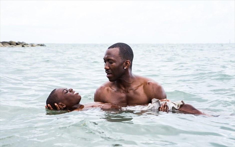 Moonlight. «Moonlight»: Βασισμένο στο θεατρικό έργο «In moonlight black boys look blue» του Ταρέλ Άλβιν ΜακΚρέινι, το δράμα του Μπάρι Τζέκινς, εκτός από διθυραμβικές κριτικές, έχει αποσπάσει και 90 βραβεία σε διεθνή Φεστιβάλ, ήταν υποψήφιο για έξι Χρυσές Σφαίρες, κερδίζοντας αυτήν της καλύτερης δραματικής ταινίας, και είναι υποψήφιο για επτά Όσκαρ. Μια διαχρονική ιστορία ανθρώπινης επαφής και αυτογνωσίας, η οποία καταγράφει τις δυσκολίες που αντιμετωπίζει ένας νεαρός μαύρος ομοφυλόφιλος, που ζει σε μια πολύ σκληρή γειτονιά του Μαϊάμι και προσπαθεί να βρει τη θέση του στον κόσμο και την πραγματική του ταυτότητα, ενώ η μητέρα του είναι εξαρτημένη από το κρακ.