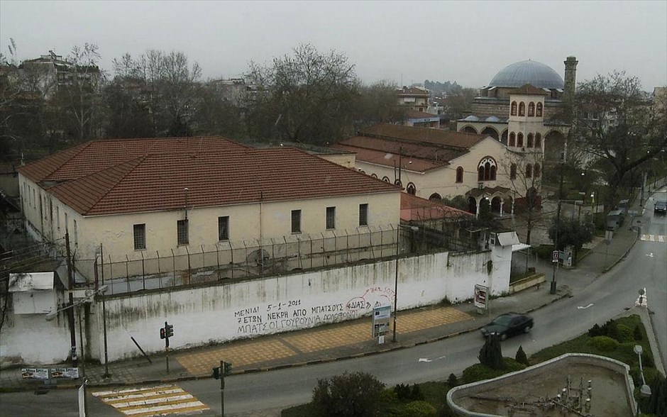 «Σιωπηλός μάρτυρας». «Σιωπηλός μάρτυρας»: Στο ντοκιμαντέρ του Δημήτρη Κουτσιαμπασάκου, επτά πρόσωπα που συνδέθηκαν καθοριστικά με τη Φυλακή Τρικάλων, η οποία, το 2006, έκλεισε ύστερα από 110 χρόνια λειτουργίας, επιστρέφουν σήμερα εκεί, για να ανασυνθέσουν το παρελθόν της, φωτίζοντας με τις προσωπικές τους αφηγήσεις διαφορετικές όψεις της ιστορίας της νεώτερης Ελλάδας. Τι επιφυλάσσει το μέλλον για το ιστορικό συγκρότημα της Φυλακής; Ποια θα είναι η νέα χρήση του; Μια απροσδόκητη ανακάλυψη φέρνει στο φως το κρυμμένο μυστικό του μνημείου και θέτει ένα καίριο ερώτημα: πώς διαχειριζόμαστε την ιστορική μνήμη;