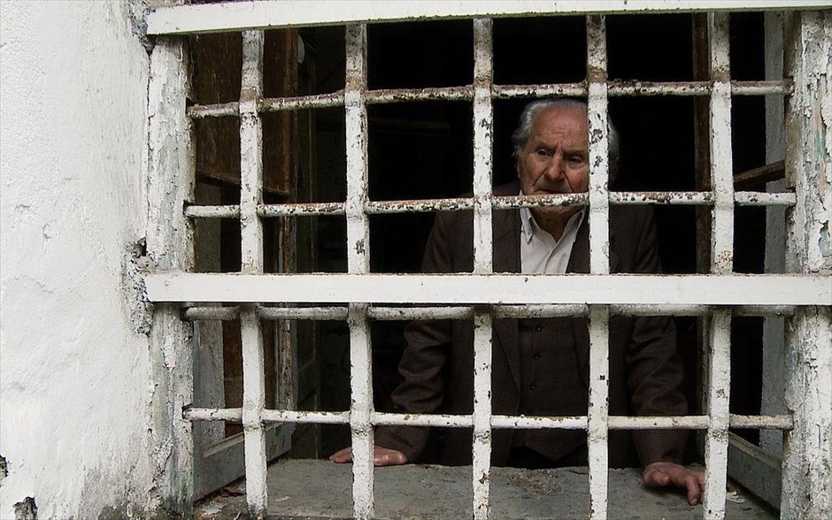 «Σιωπηλός μάρτυρας». «Σιωπηλός μάρτυρας»: Στο ντοκιμαντέρ του Δημήτρη Κουτσιαμπασάκου, επτά πρόσωπα που συνδέθηκαν καθοριστικά με τη Φυλακή Τρικάλων, η οποία, το 2006, έκλεισε ύστερα από 110 χρόνια λειτουργίας, επιστρέφουν σήμερα εκεί, για να ανασυνθέσουν το παρελθόν της, φωτίζοντας με τις προσωπικές τους αφηγήσεις διαφορετικές όψεις της ιστορίας της νεώτερης Ελλάδας. Τι επιφυλάσσει το μέλλον για το ιστορικό συγκρότημα της Φυλακής; Ποια θα είναι η νέα χρήση του; Μια απροσδόκητη ανακάλυψη φέρνει στο φως το κρυμμένο μυστικό του μνημείου και θέτει ένα καίριο ερώτημα: πώς διαχειριζόμαστε την ιστορική μνήμη;