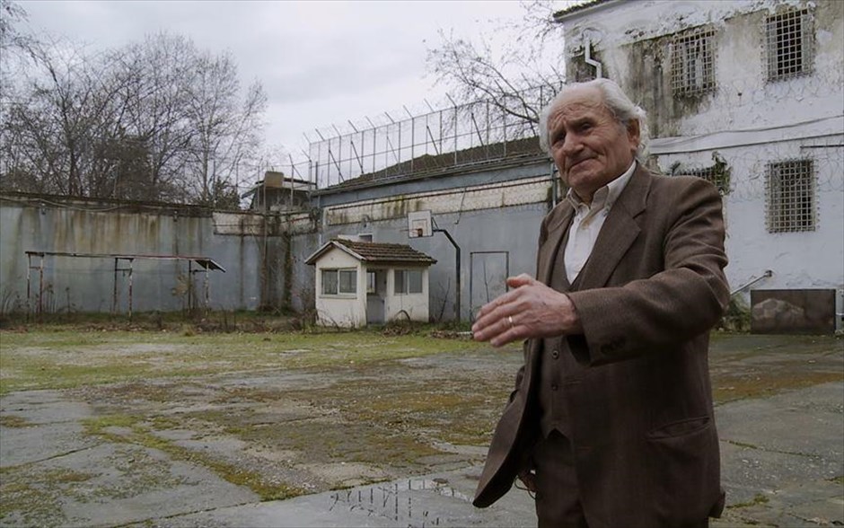 «Σιωπηλός μάρτυρας». «Σιωπηλός μάρτυρας»: Στο ντοκιμαντέρ του Δημήτρη Κουτσιαμπασάκου, επτά πρόσωπα που συνδέθηκαν καθοριστικά με τη Φυλακή Τρικάλων, η οποία, το 2006, έκλεισε ύστερα από 110 χρόνια λειτουργίας, επιστρέφουν σήμερα εκεί, για να ανασυνθέσουν το παρελθόν της, φωτίζοντας με τις προσωπικές τους αφηγήσεις διαφορετικές όψεις της ιστορίας της νεώτερης Ελλάδας. Τι επιφυλάσσει το μέλλον για το ιστορικό συγκρότημα της Φυλακής; Ποια θα είναι η νέα χρήση του; Μια απροσδόκητη ανακάλυψη φέρνει στο φως το κρυμμένο μυστικό του μνημείου και θέτει ένα καίριο ερώτημα: πώς διαχειριζόμαστε την ιστορική μνήμη;