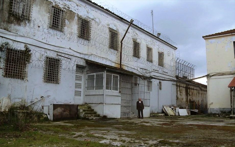 «Σιωπηλός μάρτυρας». «Σιωπηλός μάρτυρας»: Στο ντοκιμαντέρ του Δημήτρη Κουτσιαμπασάκου, επτά πρόσωπα που συνδέθηκαν καθοριστικά με τη Φυλακή Τρικάλων, η οποία, το 2006, έκλεισε ύστερα από 110 χρόνια λειτουργίας, επιστρέφουν σήμερα εκεί, για να ανασυνθέσουν το παρελθόν της, φωτίζοντας με τις προσωπικές τους αφηγήσεις διαφορετικές όψεις της ιστορίας της νεώτερης Ελλάδας. Τι επιφυλάσσει το μέλλον για το ιστορικό συγκρότημα της Φυλακής; Ποια θα είναι η νέα χρήση του; Μια απροσδόκητη ανακάλυψη φέρνει στο φως το κρυμμένο μυστικό του μνημείου και θέτει ένα καίριο ερώτημα: πώς διαχειριζόμαστε την ιστορική μνήμη;