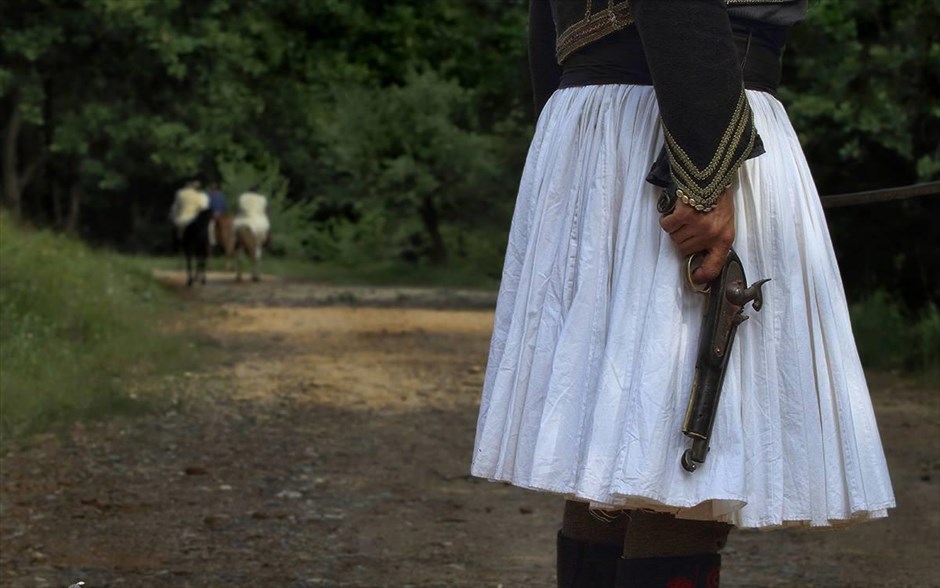 Έξοδος 1826. «Έξοδος 1826»: Βασισμένο στο δημοτικό τραγούδι «Παιδιά της Σαμαρίνας», στα διασωθέντα ιστορικά στοιχεία και στη μυθοπλασία, το ιστορικό δράμα του Βασίλη Τσικάρα - με τους Λεωνίδα Κακούρη, Μαρία Ανδρούτσου και Δημήτρη Παπαδόπουλο - αποτυπώνει την ιστορία 120 ανδρών από τη Σαμαρίνα Γρεβενών και τα γύρω χωριά, οι οποίοι έσπευσαν να βοηθήσουν στην Έξοδο του Μεσολογγίου, τον Απρίλιο του 1826.