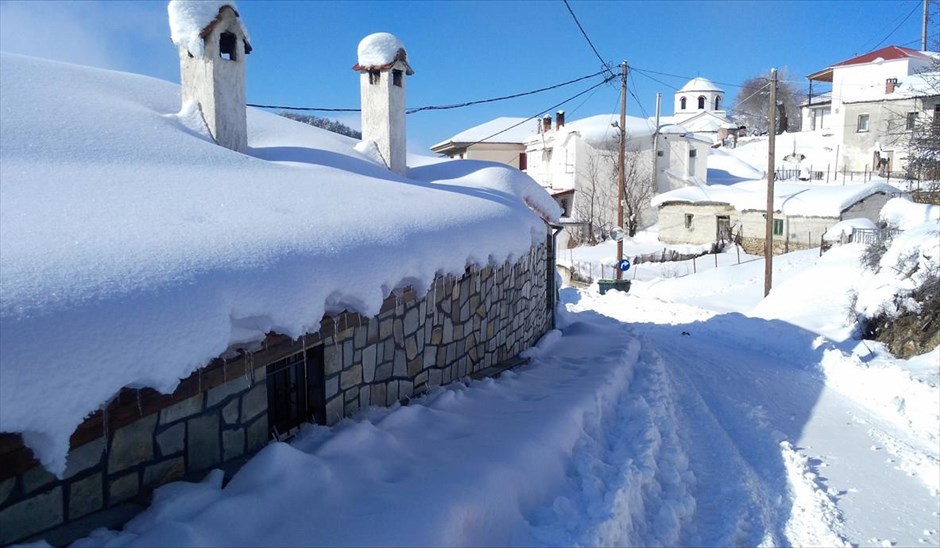 Χειμωνιάτικο σκηνικό στο Μαυρέλι Χασίων. Χιονόπτωση στο Μαυρέλι Χασίων στο νομό Τρικάλων.
